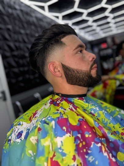 Corte, barba esculpida a navaja y cejas perfiladas