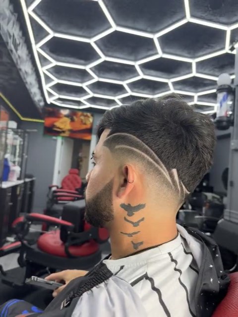 Video: design shaved on the side and a beard lined up with a razor.